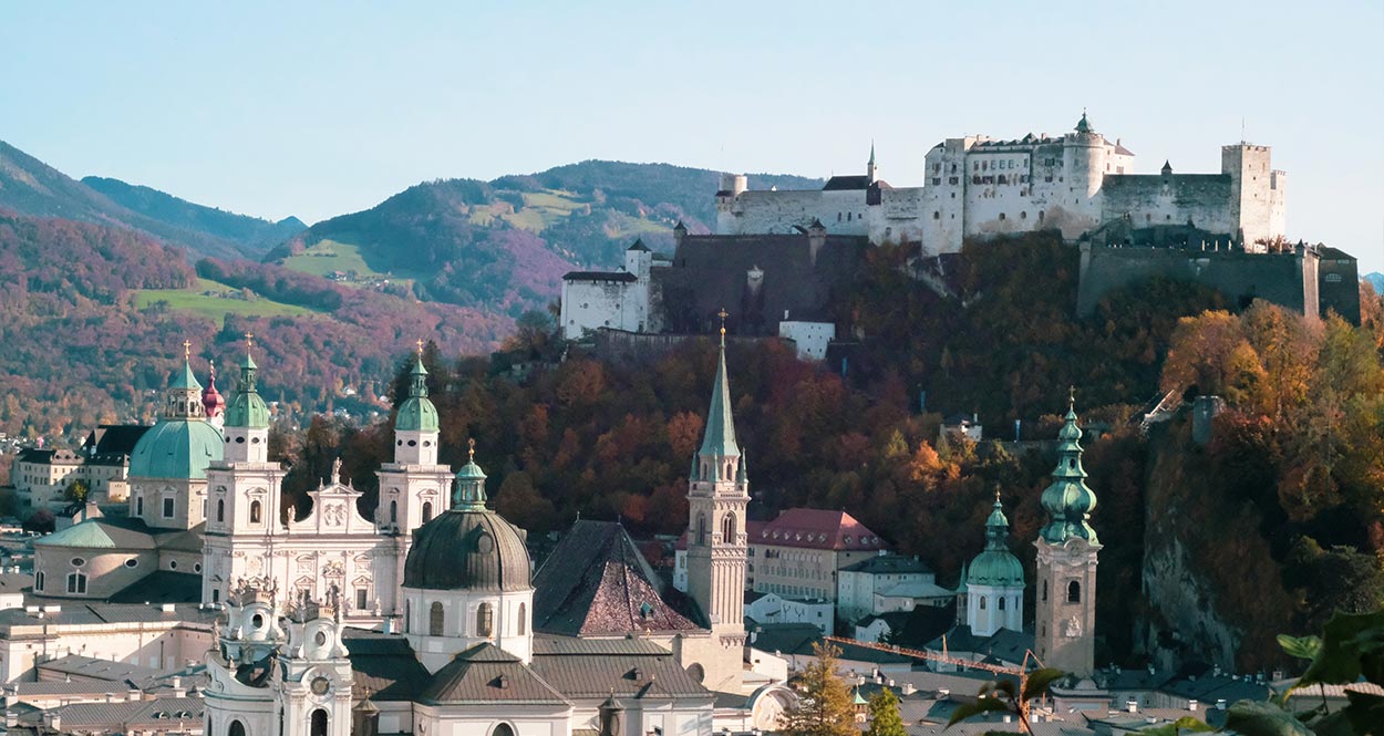 Die Stadt Salzburg mit atemberaubender Aussicht und eine majestätische Burg