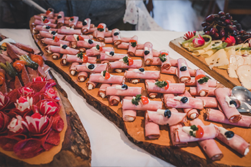 Eine Platte mit Hochzeitsfeiern-Fleisch und Käse auf einem Tisch.