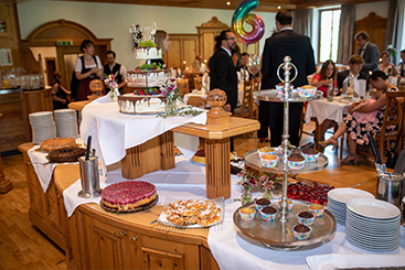 Ein Buffettisch mit einer Auswahl köstlicher Speisen, perfekt für Hochzeitsfeiern.
