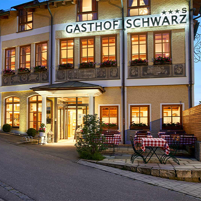 Ein Gasthofgebäude - Gasthof Schwarz